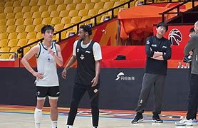  从冲刺阶段山东男篮备战足总杯到毕尔巴鄂竞技篮板制胜备战CBA常规赛，上海久事围绕中超队长鼓劲